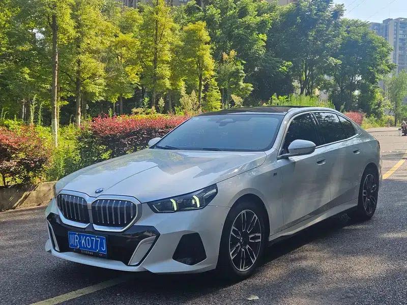 2024 BMW 5 Series 525Li M Sport Package — миниатюра 1