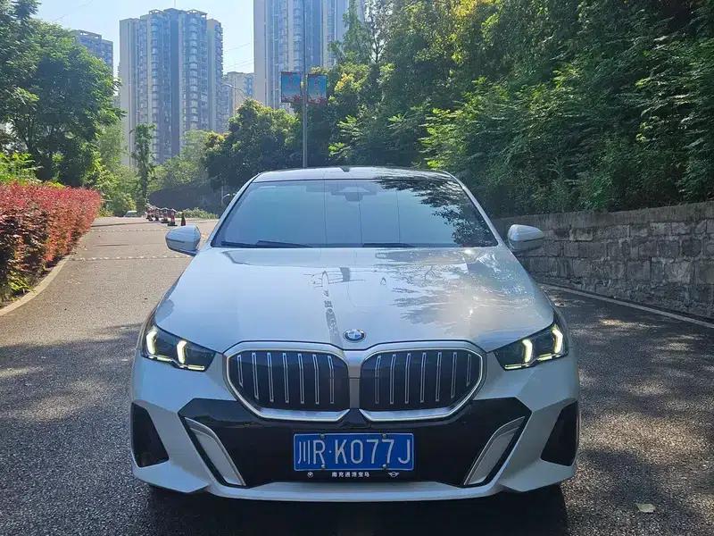 2024 BMW 5 Series 525Li M Sport Package — миниатюра 2