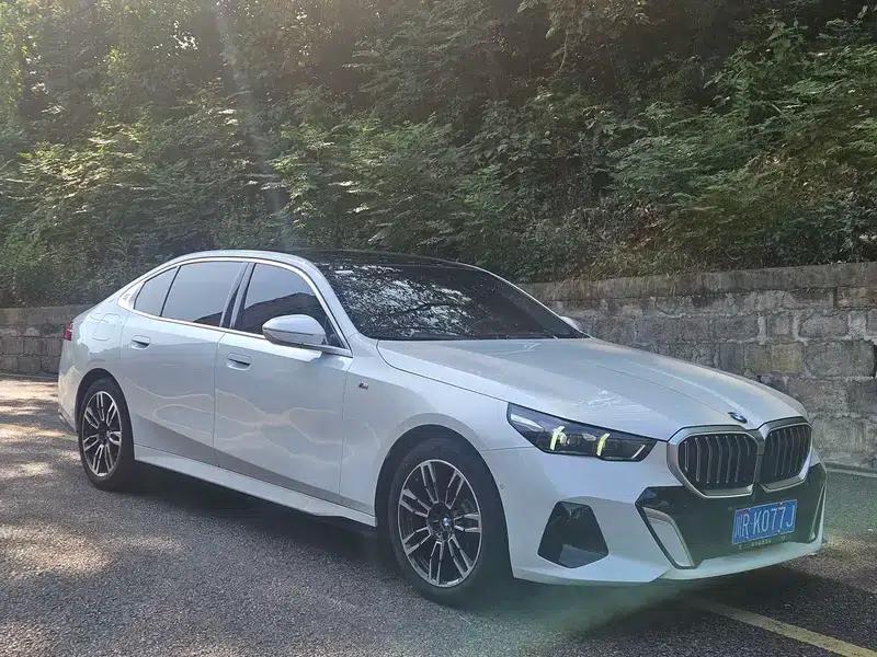 2024 BMW 5 Series 525Li M Sport Package — миниатюра 3