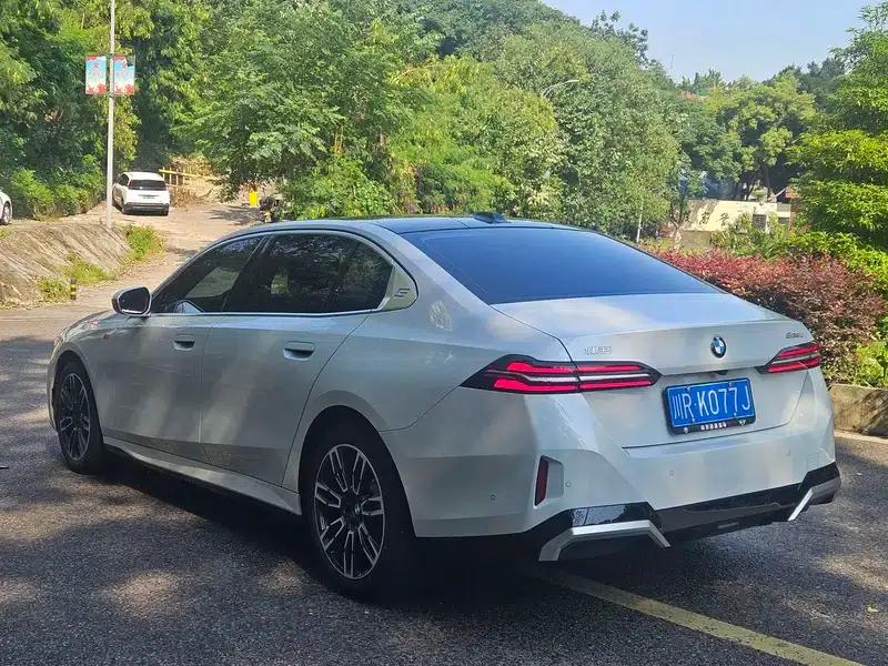 2024 BMW 5 Series 525Li M Sport Package — миниатюра 4