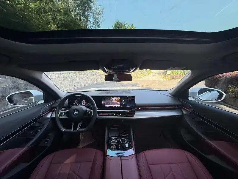 2024 BMW 5 Series 525Li M Sport Package — миниатюра 10
