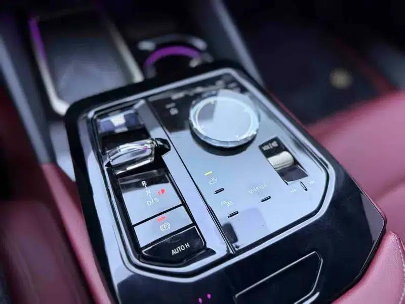 2024 BMW 5 Series 530Li Leading Edition M Sport Package — миниатюра 10