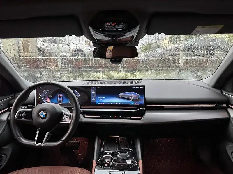 2024 BMW 5 Series 525Li M Sport Package — миниатюра 12