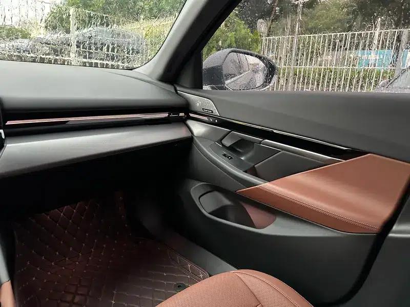 2024 BMW 5 Series 525Li M Sport Package — миниатюра 18