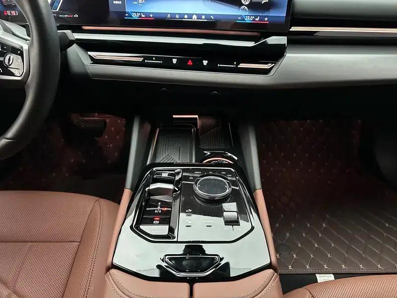 2024 BMW 5 Series 525Li M Sport Package — миниатюра 9