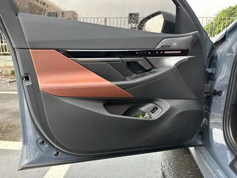 2024 BMW 5 Series 525Li M Sport Package — миниатюра 10