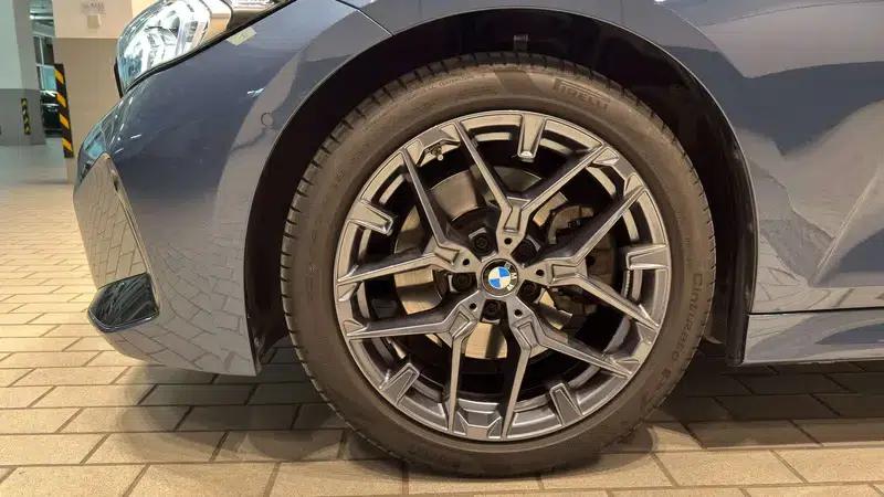 2025 BMW 3 Series 330i M Sport Shadow Edition — миниатюра 11