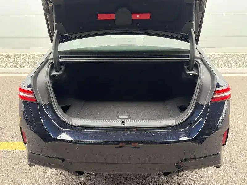 BMW i5 2025 eDrive40L M Sport Package — миниатюра 15