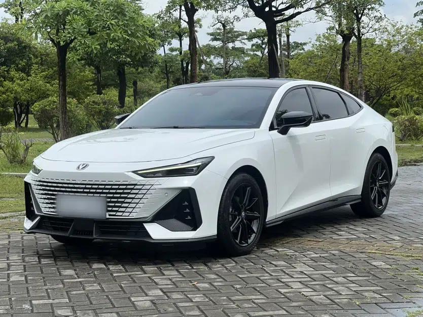CHANGAN UNI-V 2023 1.5T Prestige Model — миниатюра 1