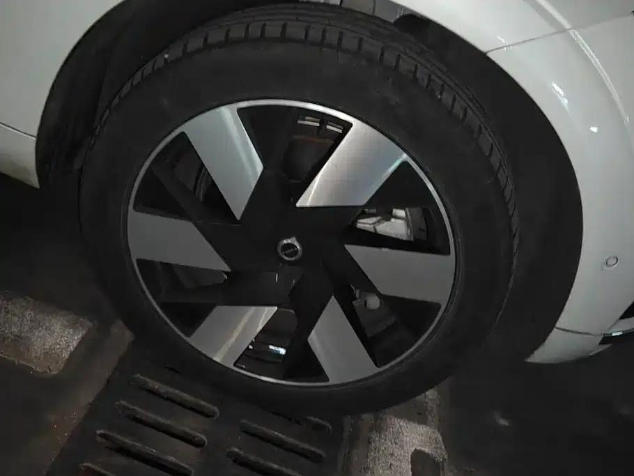 2025 Volvo XC60 Plug-in Hybrid, Long Range AWD Inscription Luxury Edition — миниатюра 6