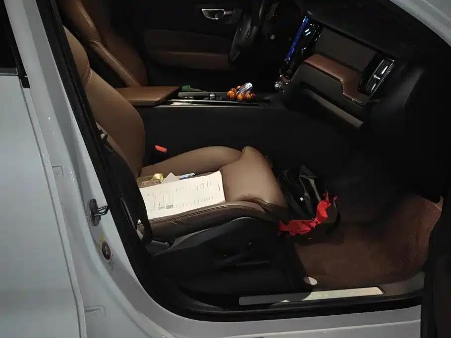 2025 Volvo XC60 Plug-in Hybrid, Long Range AWD Inscription Luxury Edition — миниатюра 8