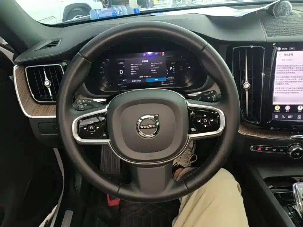 2024 Volvo XC60 Plug-in Hybrid T8 Plug-in Hybrid Long Range AWD Inscription Luxury Edition — миниатюра 11