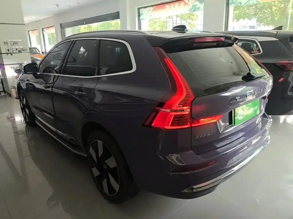 2024 Volvo XC60 Plug-in Hybrid T8 Plug-in Hybrid Long Range AWD Inscription Luxury Edition — миниатюра 5