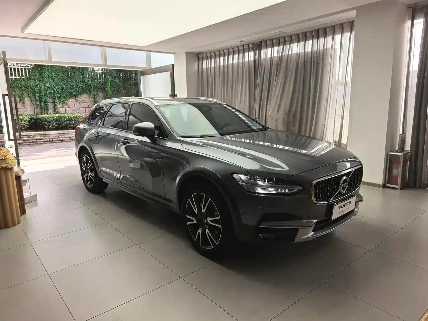 2017 Volvo V90 Cross Country T5 AWD Ultimate Edition — миниатюра 3