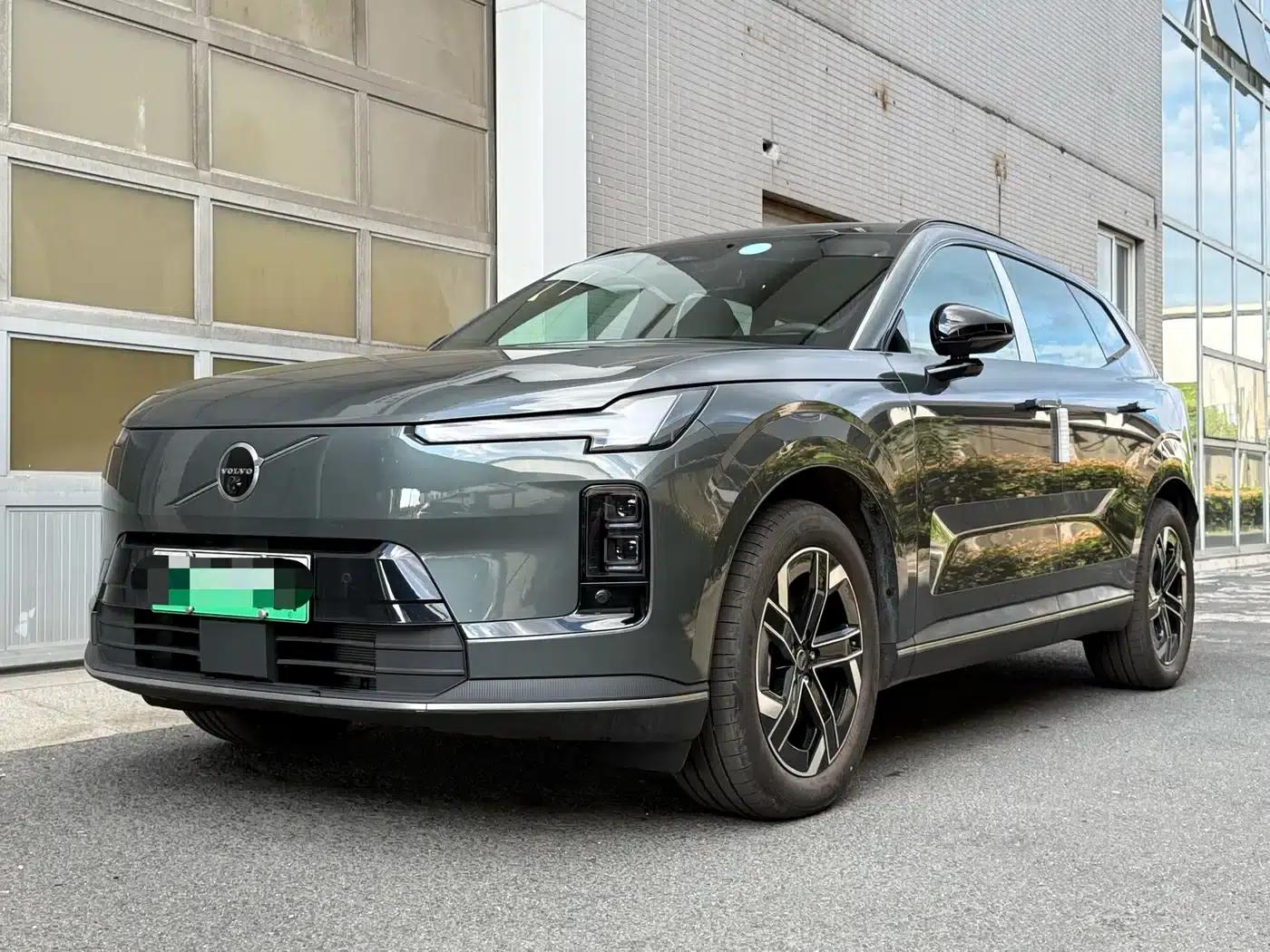 2026 Volvo XC70 Plug-in Hybrid, All-Wheel Drive, Long Range Core — миниатюра 1
