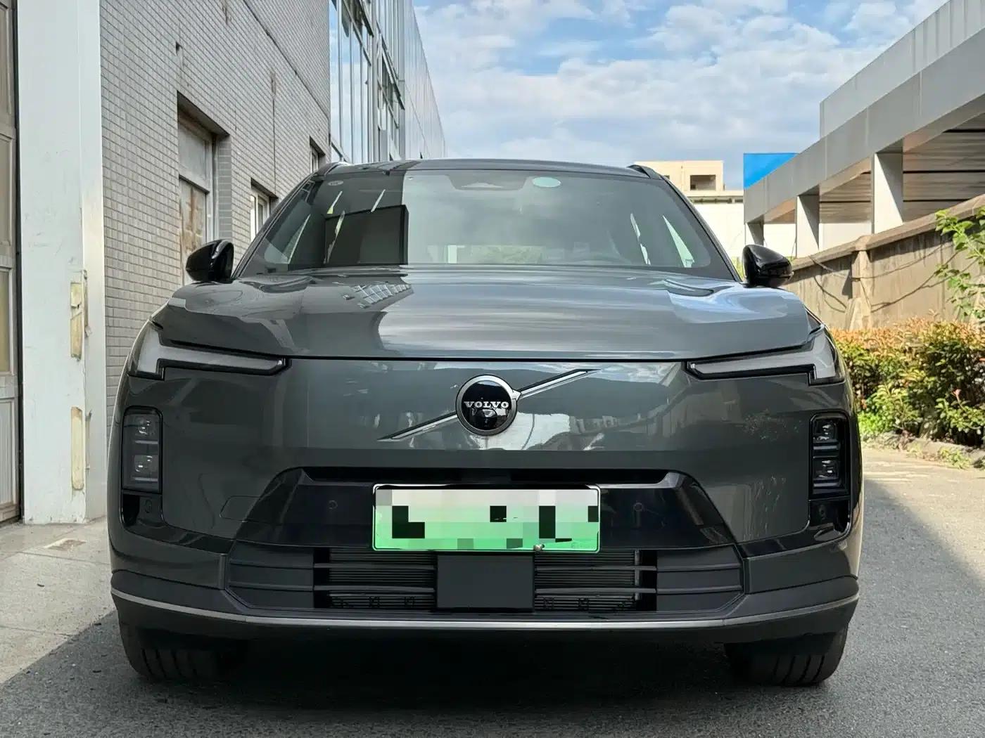 2026 Volvo XC70 Plug-in Hybrid, All-Wheel Drive, Long Range Core — миниатюра 2