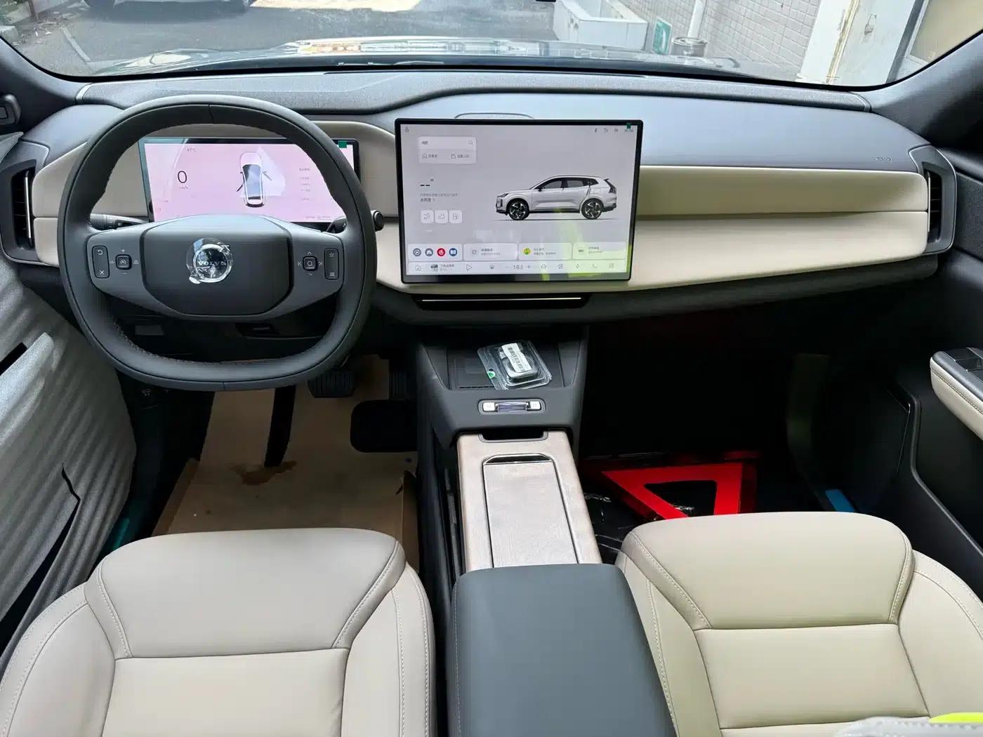 2026 Volvo XC70 Plug-in Hybrid, All-Wheel Drive, Long Range Core — миниатюра 10