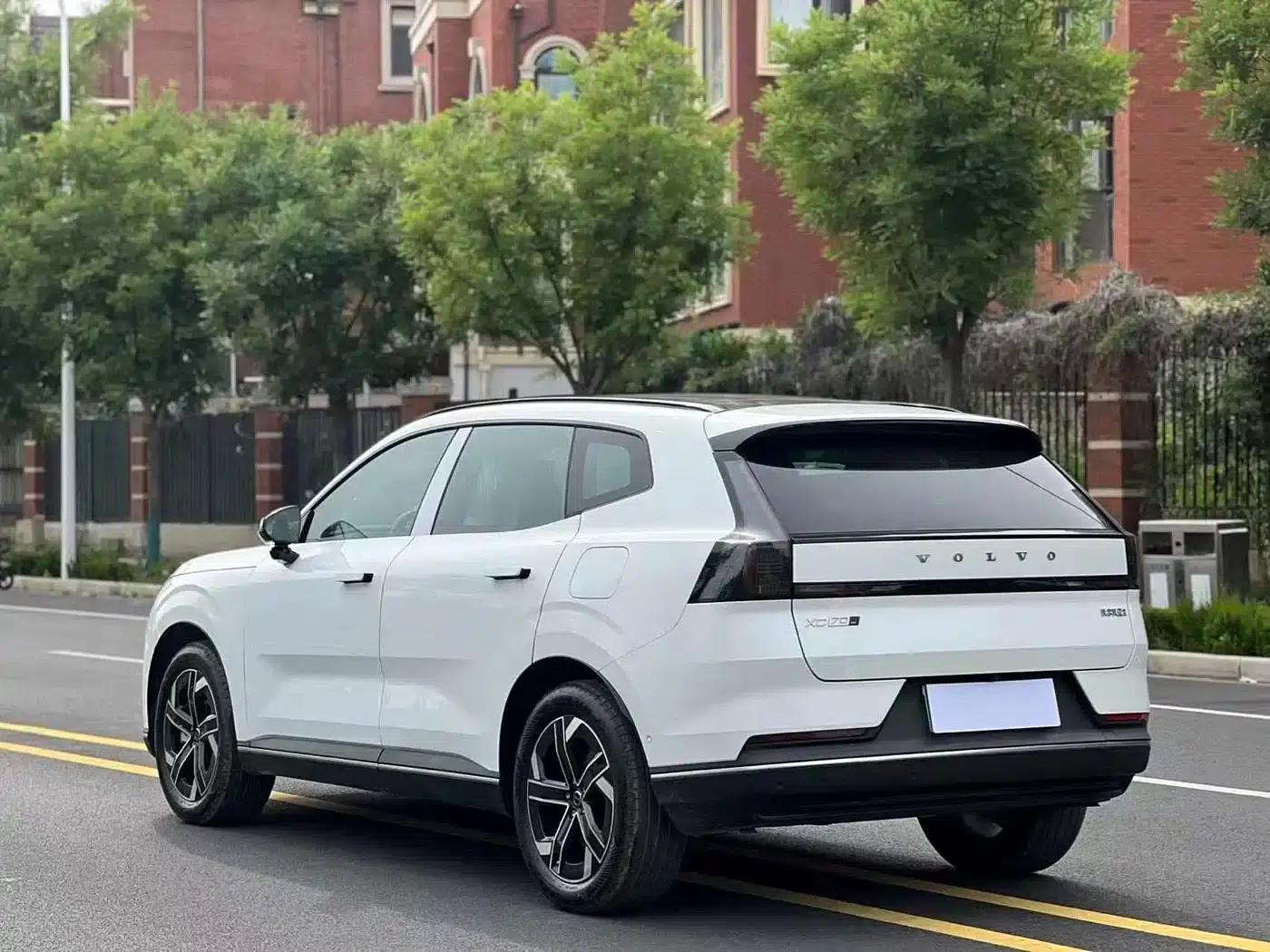 2026 Volvo XC70 Plug-in Hybrid, All-Wheel Drive, Extended Range Plus — миниатюра 9