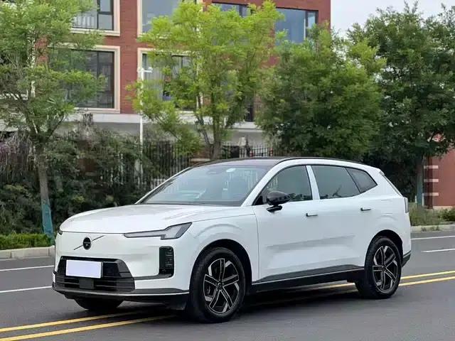 2026 Volvo XC70 Plug-in Hybrid, All-Wheel Drive, Extended Range Plus