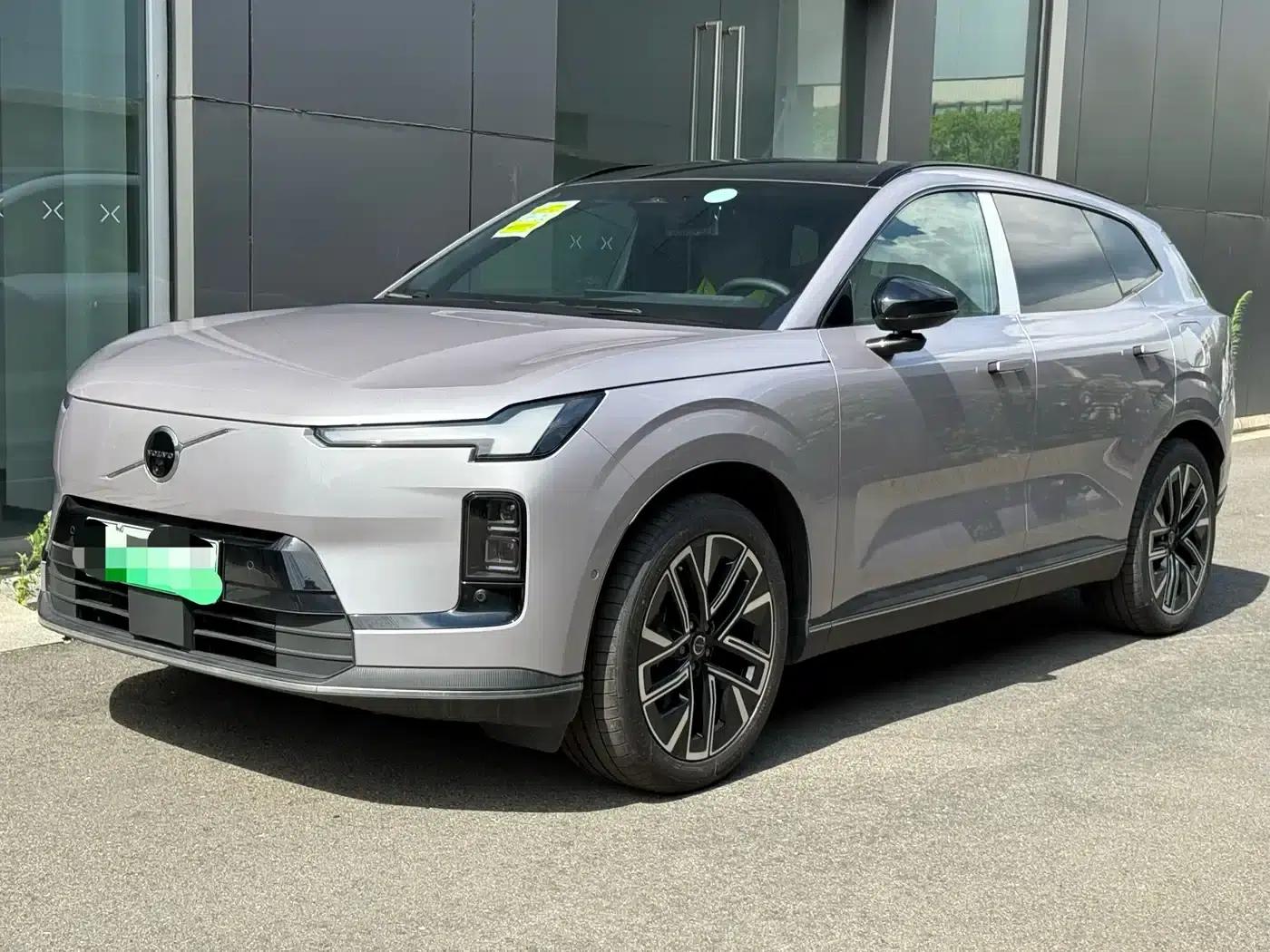 2026 Volvo XC70 Plug-in Hybrid, All-Wheel Drive, Extended Range Plus — миниатюра 1