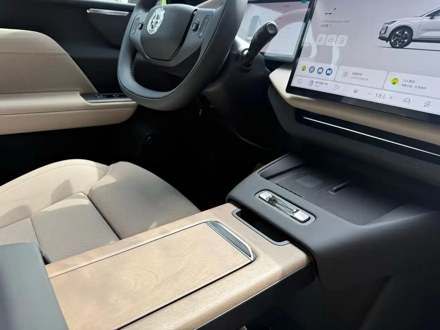 2026 Volvo XC70 Plug-in Hybrid, All-Wheel Drive, Extended Range Plus — миниатюра 12