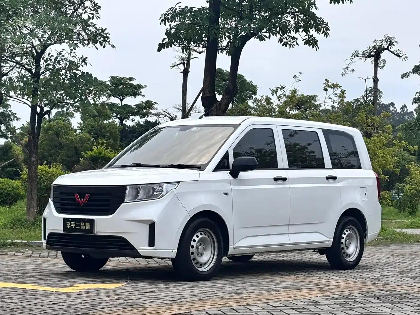 Wuling Hongguang PLUS 2019 1.5T Manual Standard 5-Seater — миниатюра 1
