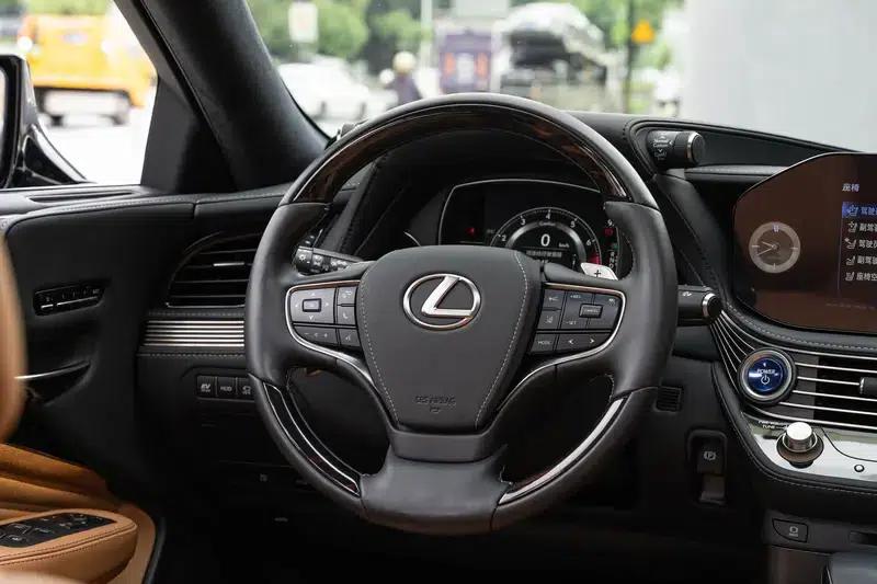Lexus LS 2021 500h Luxury Edition — миниатюра 17