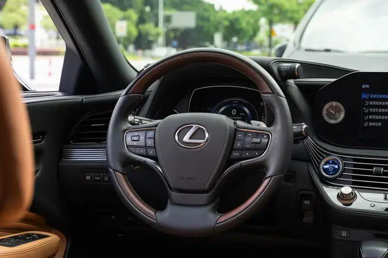 Lexus LS 2021 500h Premium Edition — миниатюра 16