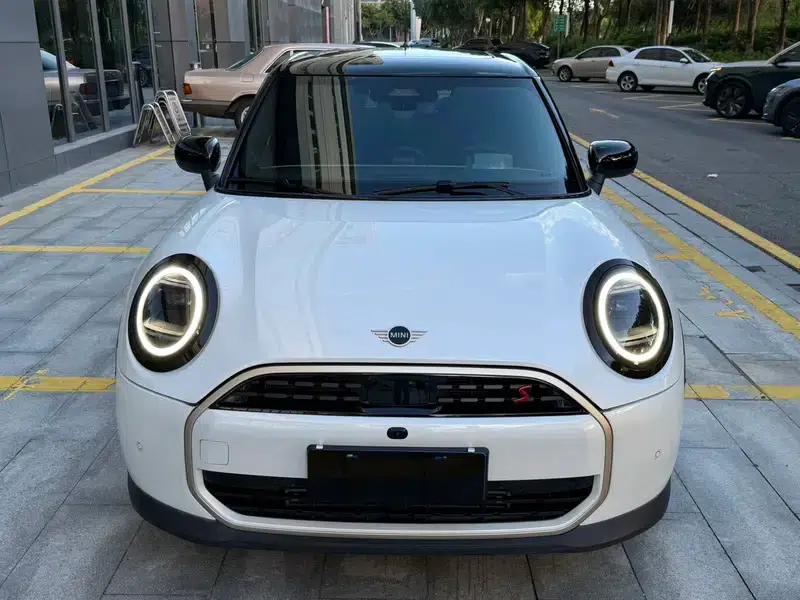 MINI 2025 2.0T COOPER S 5-Door Artist Edition — миниатюра 2