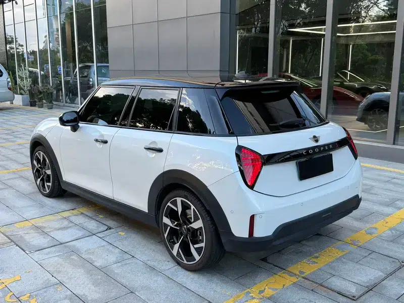 MINI 2025 2.0T COOPER S 5-Door Artist Edition — миниатюра 4