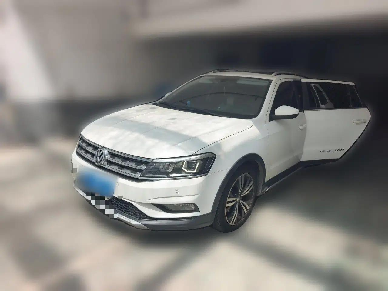 Volkswagen Cross Lavida 2016 1.6L Automatic Luxury Edition — миниатюра 1