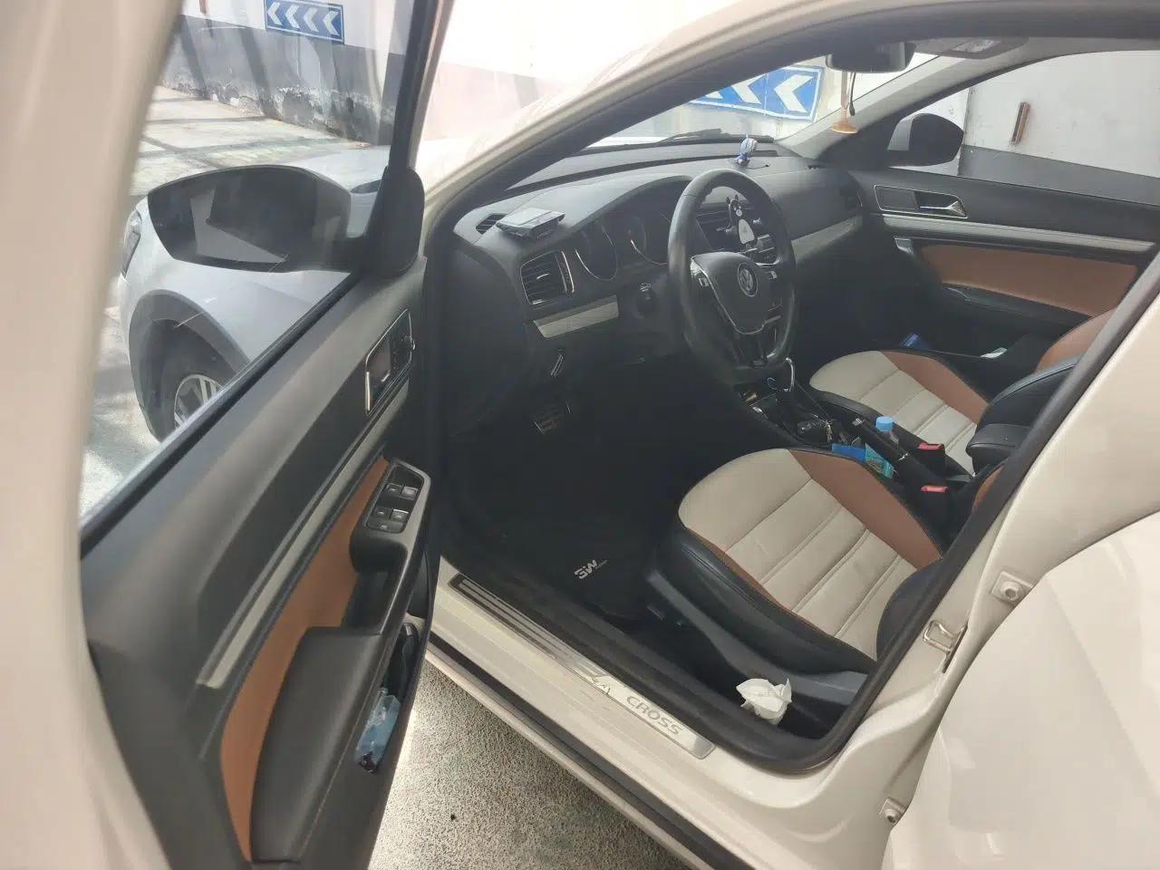 Volkswagen Cross Lavida 2016 1.6L Automatic Luxury Edition — миниатюра 16