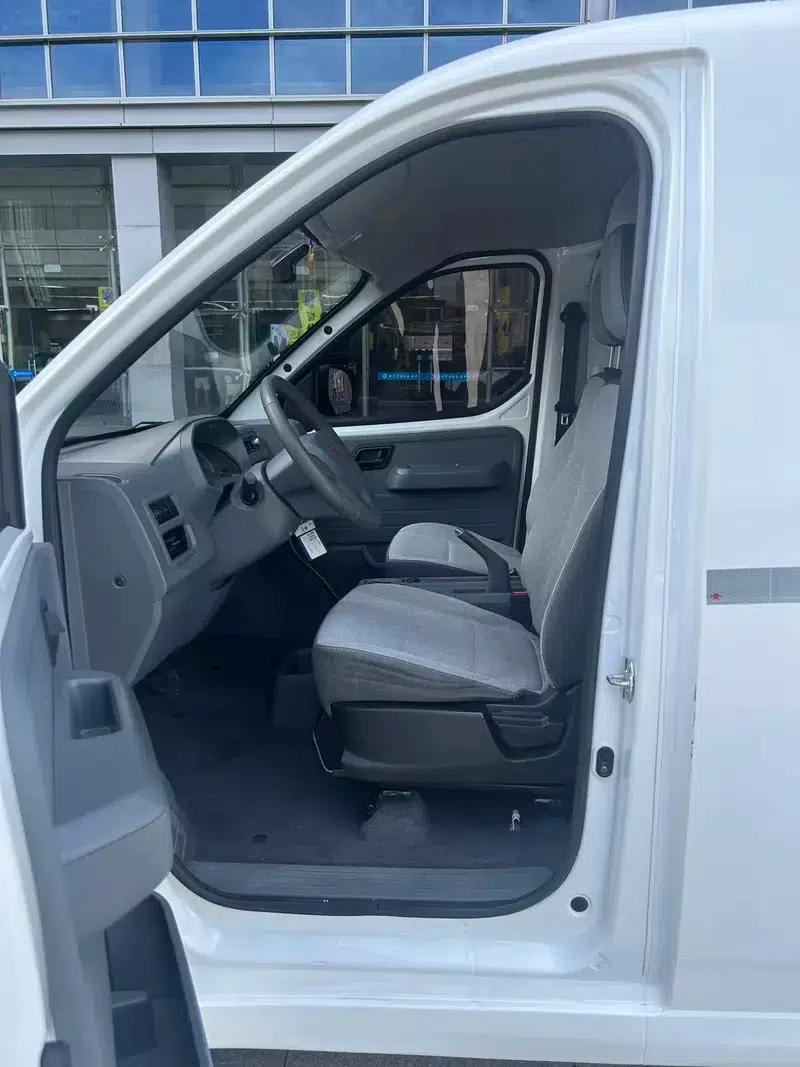 Wuling Yangguang 2024 Model 300km Practical Closed-Window Version 60kW — миниатюра 11