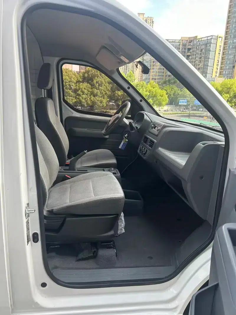 Wuling Yangguang 2024 Model 300km Practical Closed-Window Version 60kW — миниатюра 13
