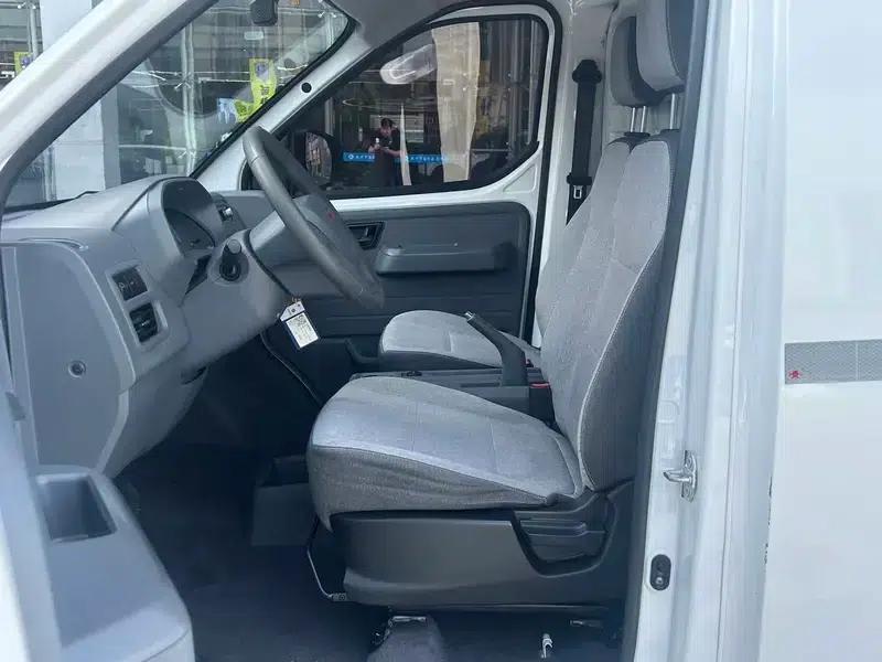 Wuling Yangguang 2024 Model 300km Practical Closed-Window Version 60kW — миниатюра 8