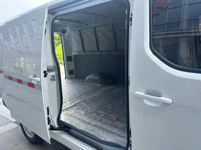 Wuling Yangguang 2024 Model 300km Practical Closed-Window Version 60kW — миниатюра 9