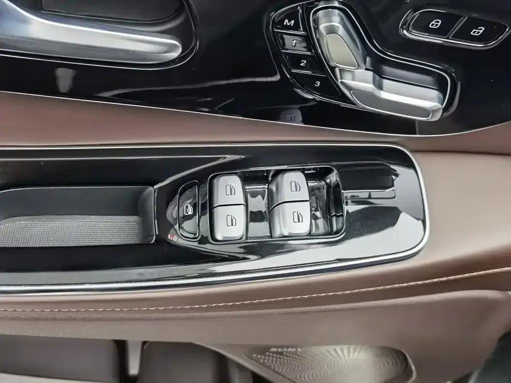 Starlight Moon 2023 400T 2WD Star Edition 7-Seater — миниатюра 9