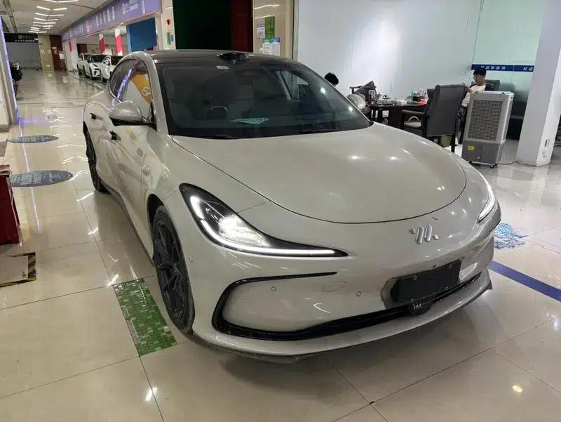 Zhiji L6 2024 Max Standard Edition 75kWh — миниатюра 2