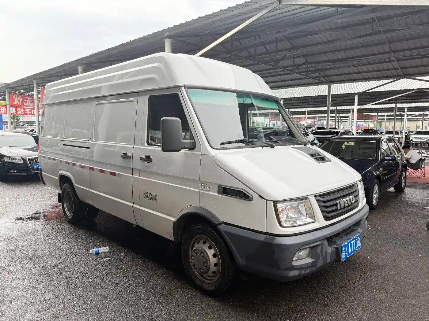 Iveco DeYi 2021 Model 2.5T V40 2-3 Seat Long Wheelbase Mid-Roof Dual Tires Manual Door — миниатюра 2
