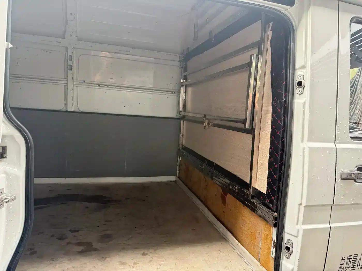 Iveco DeYi 2021 Model 2.5T V40 2-3 Seat Long Wheelbase Mid-Roof Dual Tires Manual Door — миниатюра 3