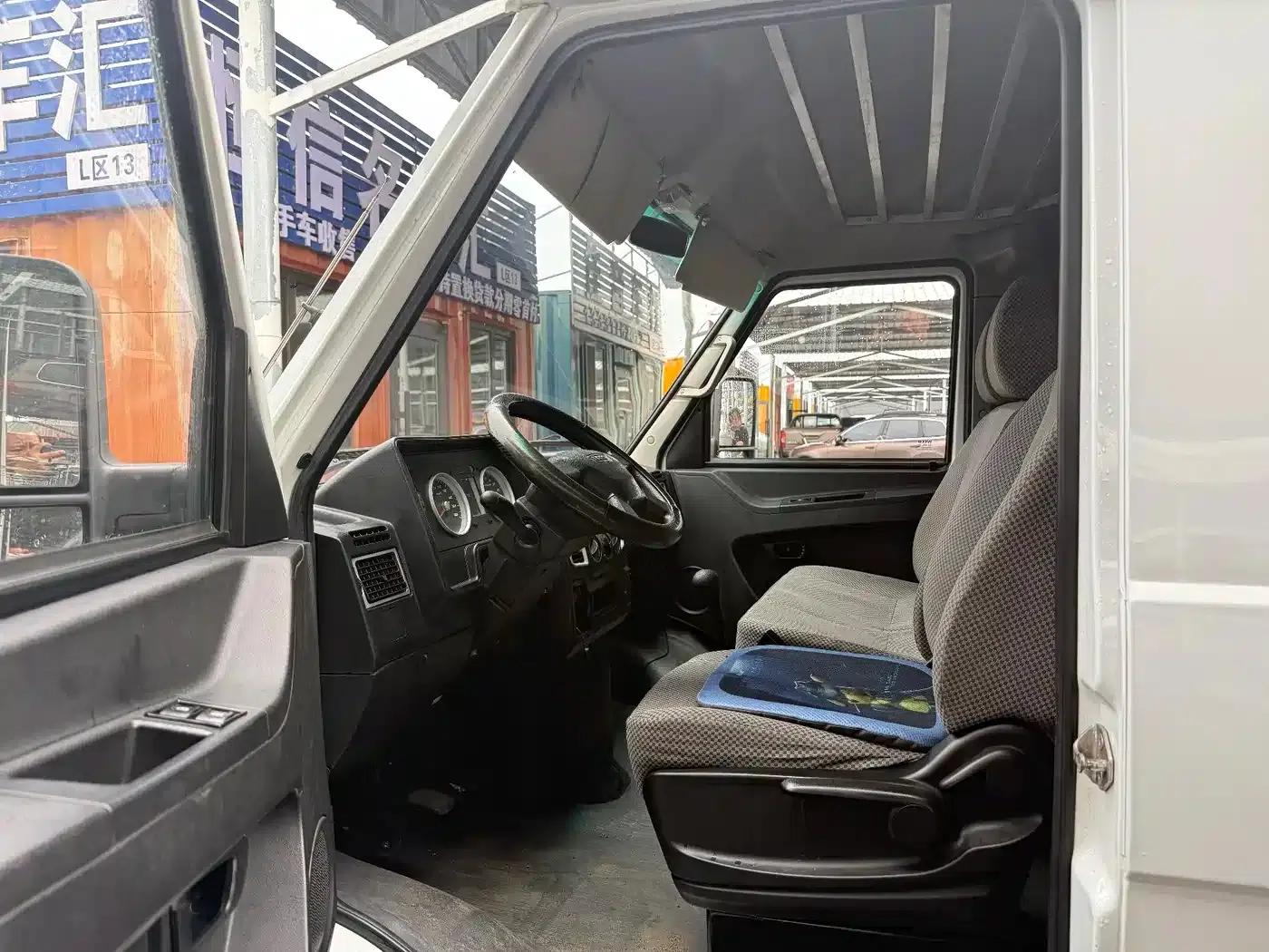 Iveco DeYi 2021 Model 2.5T V40 2-3 Seat Long Wheelbase Mid-Roof Dual Tires Manual Door — миниатюра 4