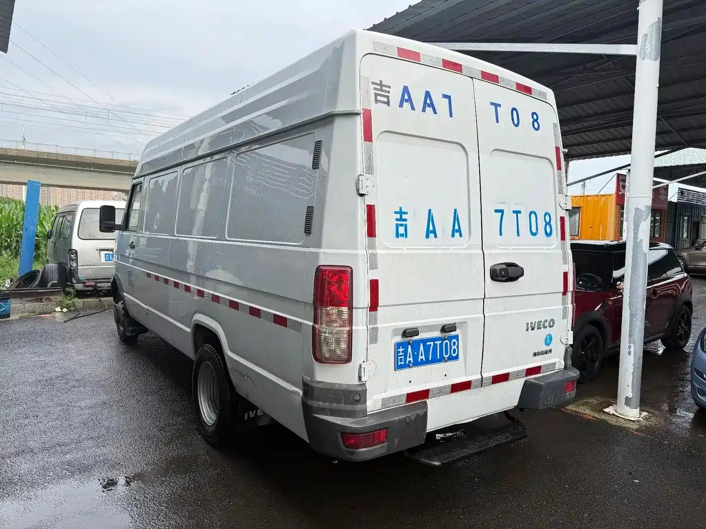 Iveco DeYi 2021 Model 2.5T V40 2-3 Seat Long Wheelbase Mid-Roof Dual Tires Manual Door — миниатюра 5