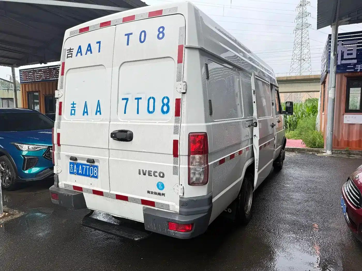 Iveco DeYi 2021 Model 2.5T V40 2-3 Seat Long Wheelbase Mid-Roof Dual Tires Manual Door — миниатюра 6