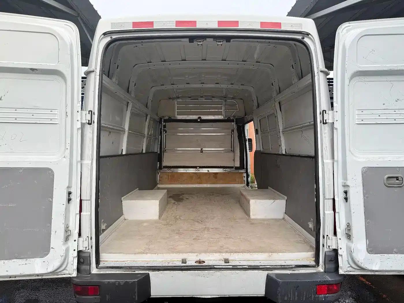 Iveco DeYi 2021 Model 2.5T V40 2-3 Seat Long Wheelbase Mid-Roof Dual Tires Manual Door — миниатюра 7