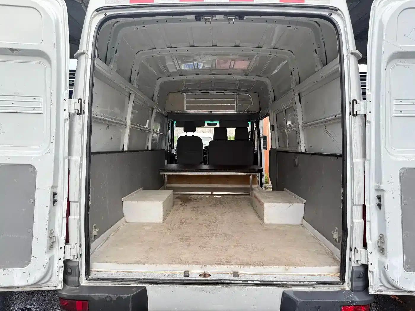 Iveco DeYi 2021 Model 2.5T V40 2-3 Seat Long Wheelbase Mid-Roof Dual Tires Manual Door — миниатюра 9