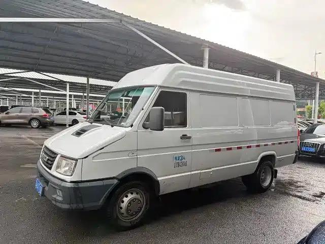 Iveco DeYi 2021 Model 2.5T V40 2-3 Seat Long Wheelbase Mid-Roof Dual Tires Manual Door