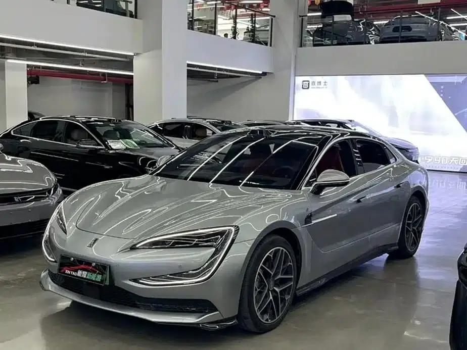 Looking up at the U7 2025 EV five-seater luxury edition — миниатюра 1