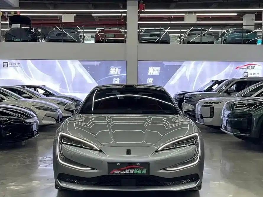 Looking up at the U7 2025 EV five-seater luxury edition — миниатюра 2