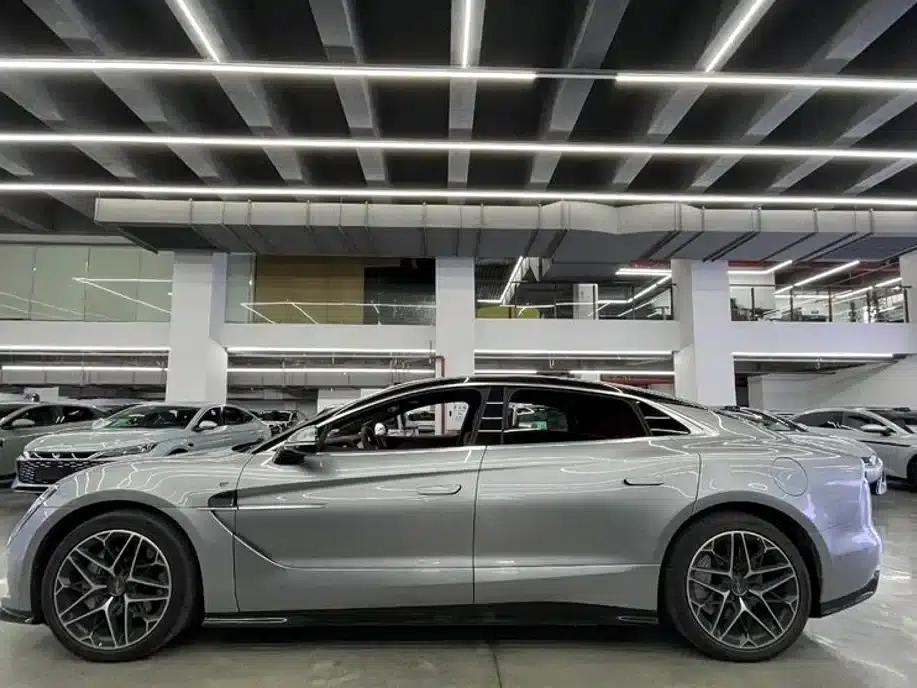 Looking up at the U7 2025 EV five-seater luxury edition — миниатюра 3