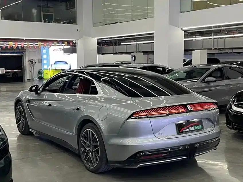 Looking up at the U7 2025 EV five-seater luxury edition — миниатюра 4